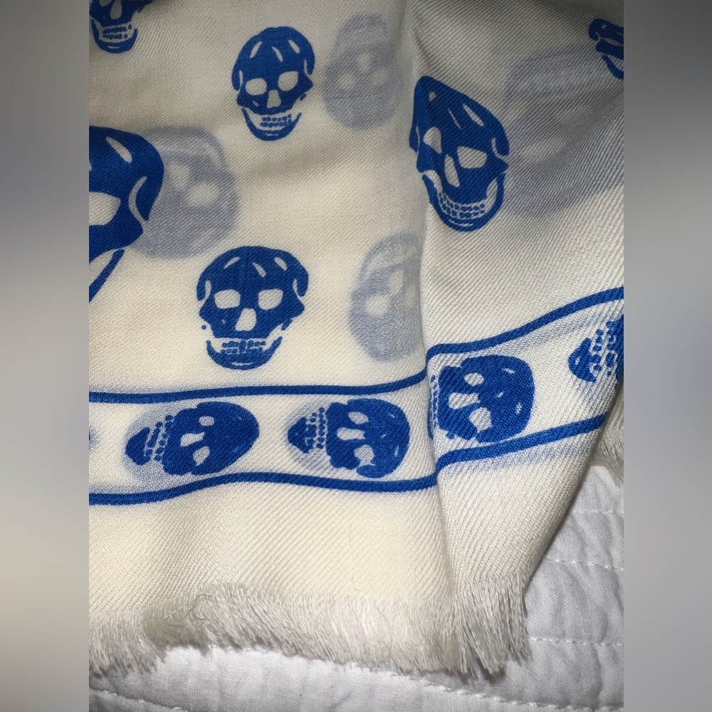 $395 Alexander McQueen 100% Wool Skull Print Scarf with tags - Ivory and Blue - Picture 6 of 7